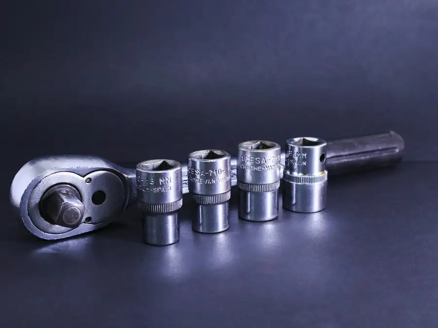 Ratchet handle with a set of sockets